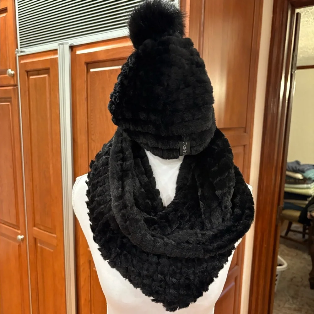 NWOT Black Textured Infinity Scarf And Beanie